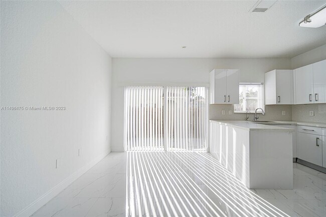 Foto del edificio - 10740 NW 83rd St