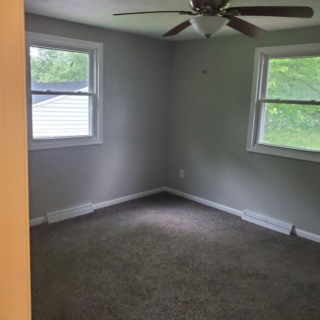 Building Photo - 6 Bdrm House For Rent