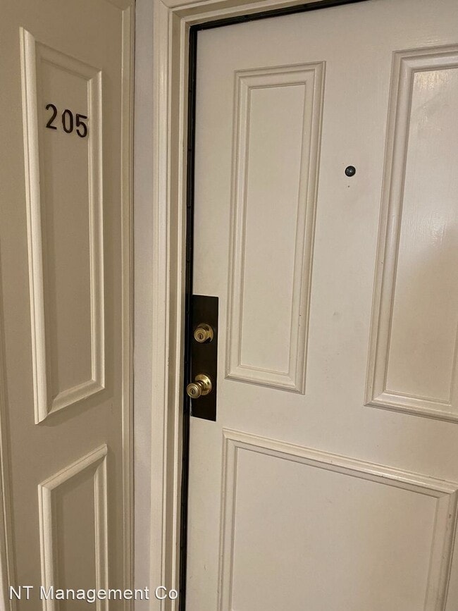 Building Photo - 2 br, 1 bath Apartment - 3546 Hughes Ave 3...