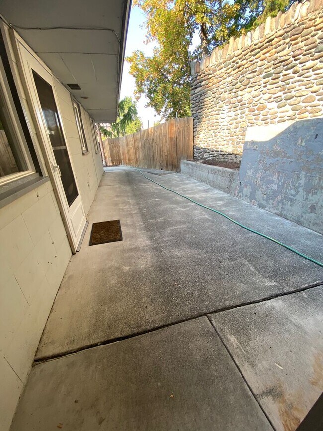 Foto del edificio - Johnson Duplex Apartments