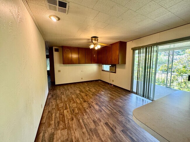 Building Photo - Holly Hills