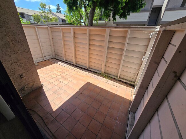 Foto del edificio - Beautifully Renovated Ground-Floor 2 Bedroom – Over 900 Sq. Ft.!