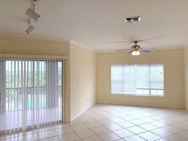 Foto del edificio - 2BR/2BA Third floor condo located in gated...