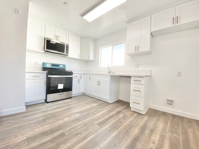 Building Photo - 427 E 112th Street Los Angeles, CA 90061