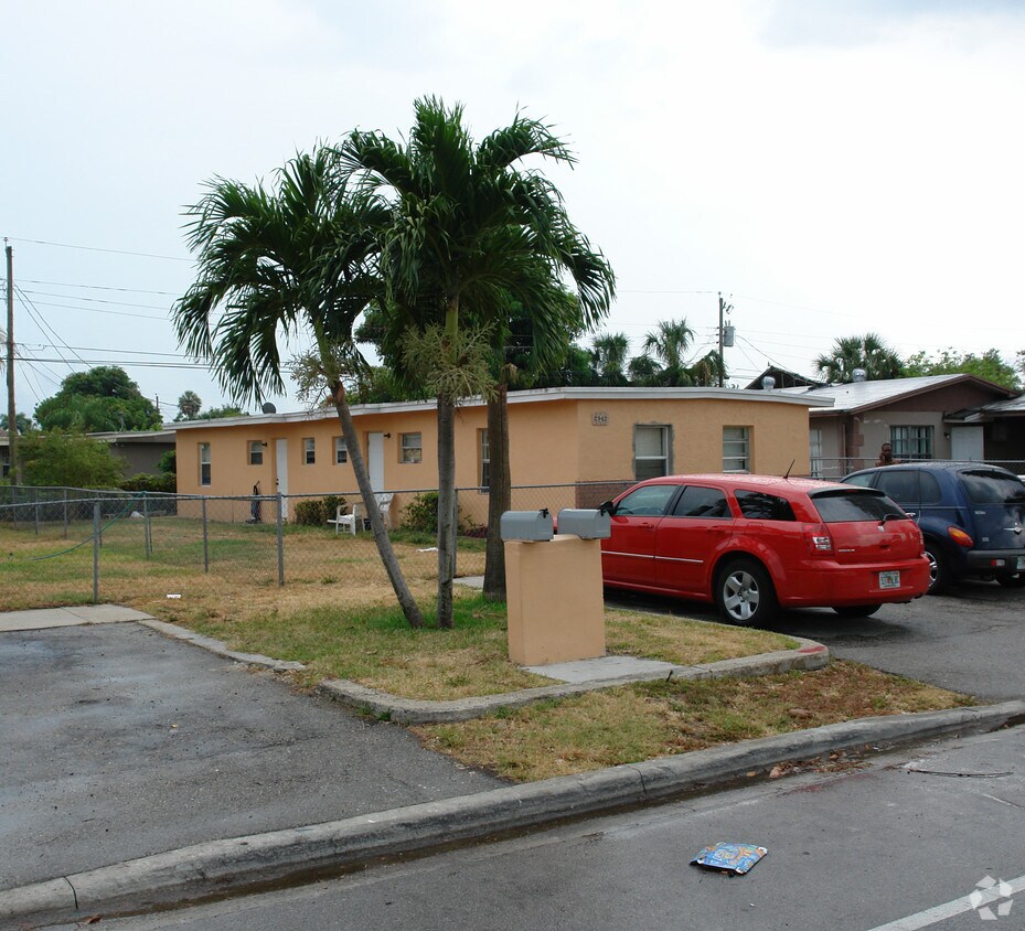 Foto del edificio - 2930-2942 NW 8th St