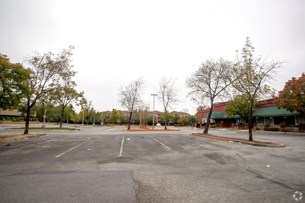 Primary Photo - The View at Blossom Hill Apartments