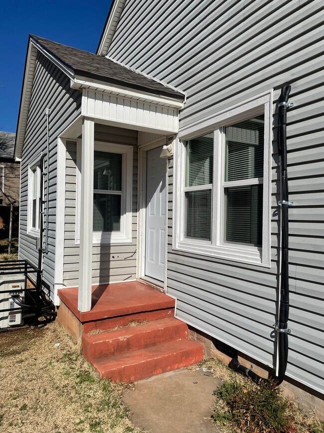 Building Photo - Spacious 1 bed 1 bath, ALL BRAND NEW , cut...