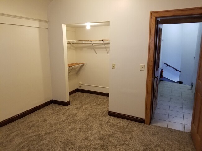 Bedroom & Closet - 5121 W North Ave