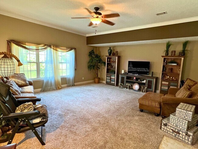 Building Photo - 3-Bedroom, 2-Bath Home with Pool Access an...