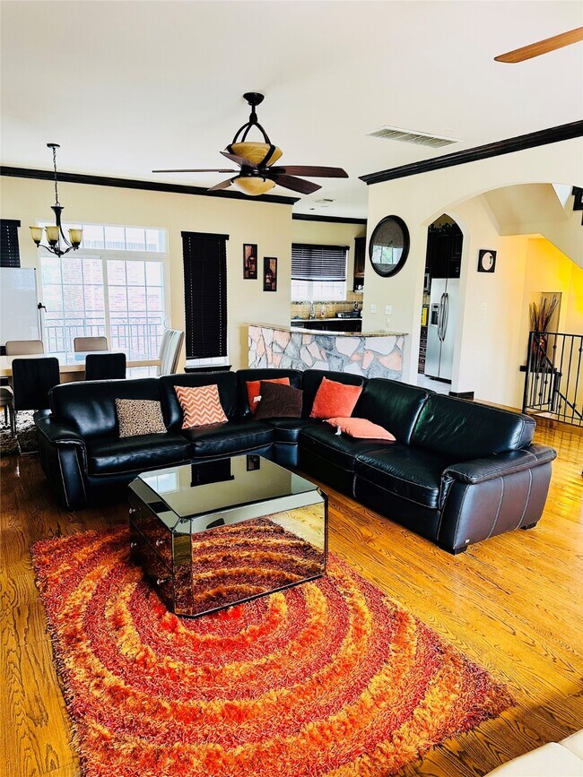 Foto del edificio - 6324 Fairdale Ln
