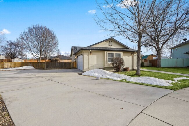 Building Photo - 3bd/2ba Home on Large Private Lot in Estab...