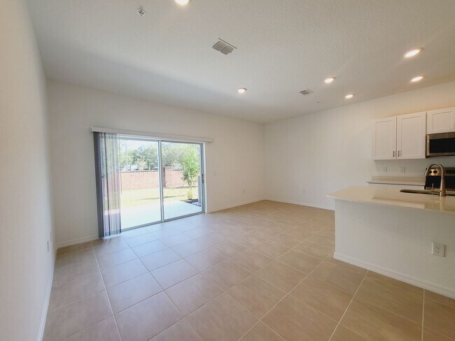 Foto del edificio - 3 Bedroom Townhouse  For Rent in St. Cloud, FL