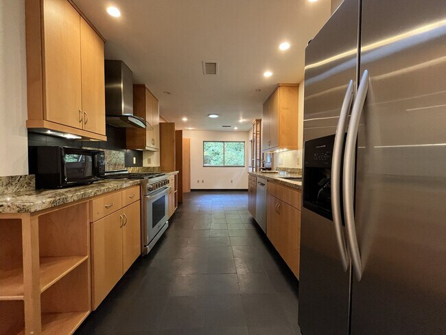 Foto del edificio - Charming Portland Home with Garden Oasis, ...