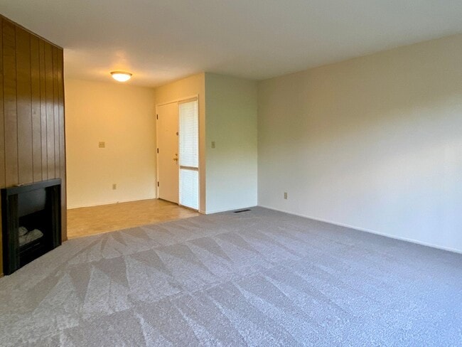 Building Photo - Spacious 3 Bedroom 2 Bath Duplex unit in S...