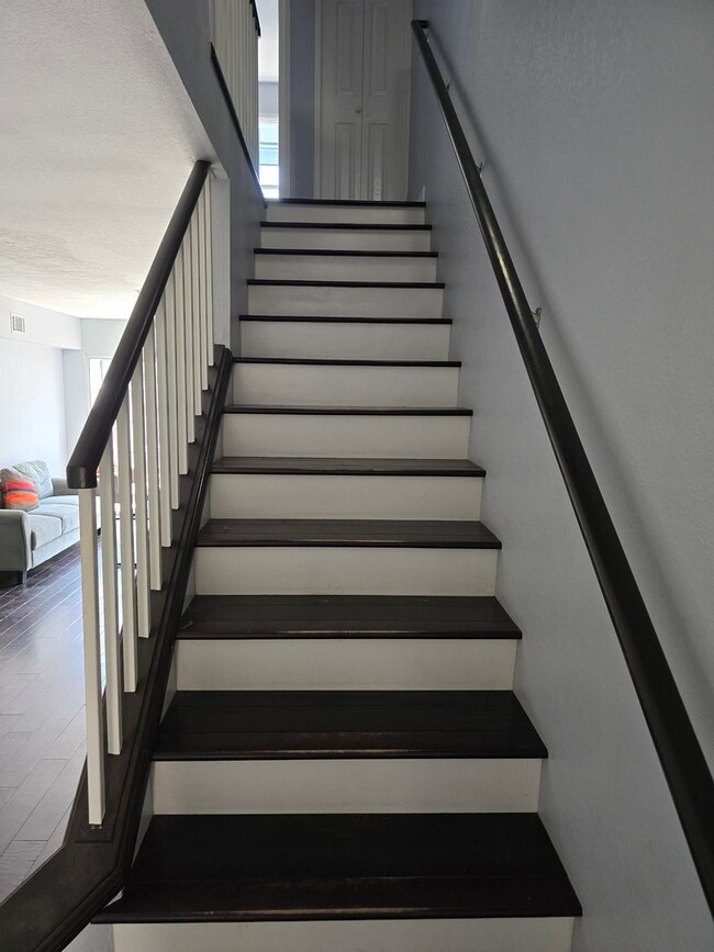 Building Photo - Three bedroom, three bathroom townhouse wi...