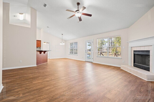 Foto del edificio - Beautiful 4-Bed 2-Bath Home on Corner Lot in Gated Community