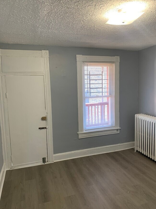 Building Photo - Large 3 Bed Home
