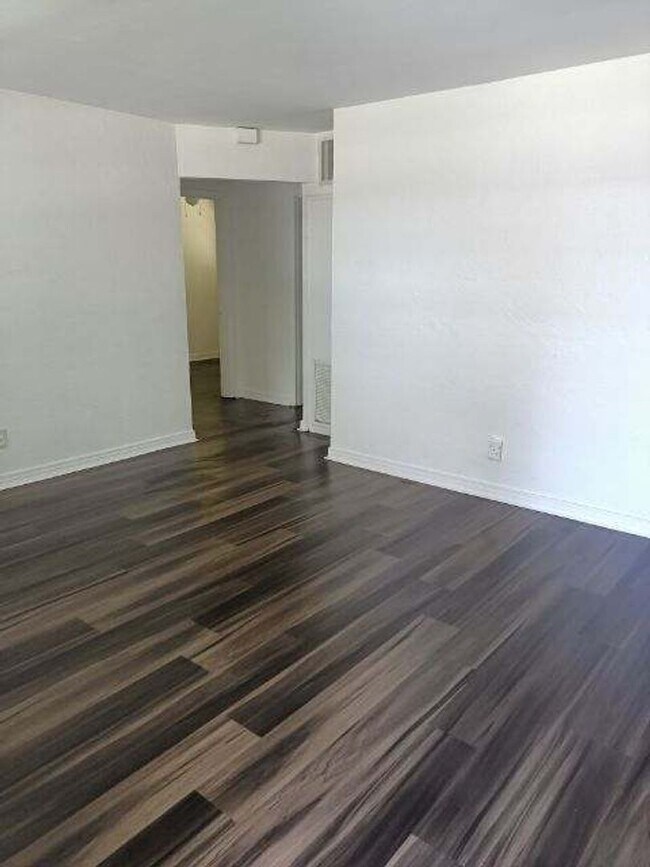 Foto del edificio - Pet friendly 2 bedroom home with garage