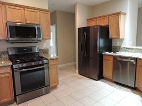 Building Photo - 662 Canary Cir