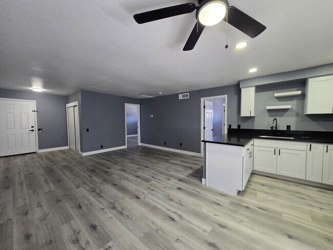 Building Photo - Upstairs Apartment