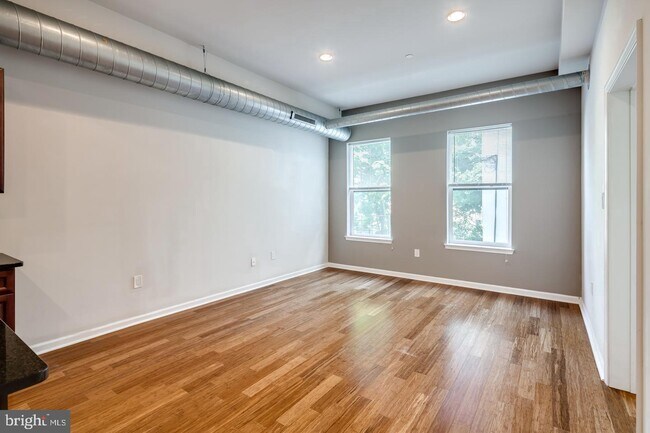 Building Photo - 1509 W Girard Ave