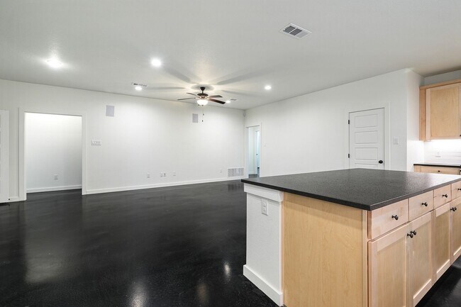 Foto del edificio - * MOVE IN SUMMER 6/19/2027 * 5 Bed 5.5 Bat...