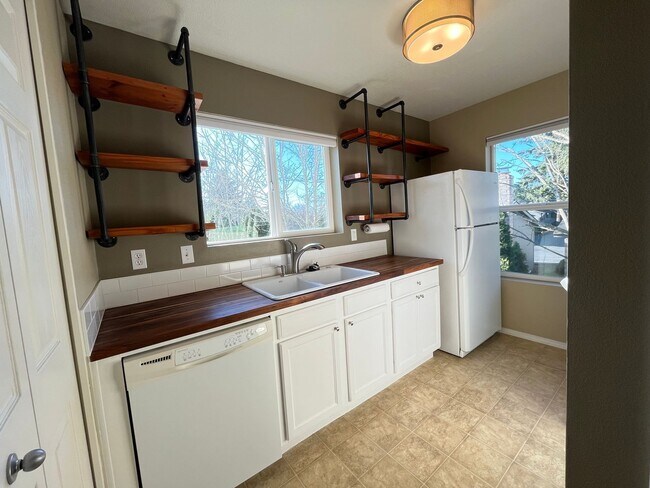 Foto del edificio - Amazing 2 Bed 2 Bath Condo in Hazelwood ne...