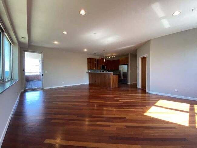 Amplia sala de estar con pisos de madera - 1635 W Cortland