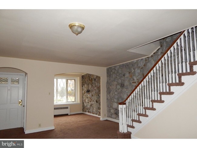 Foto del edificio - 5714 Woodbine Ave