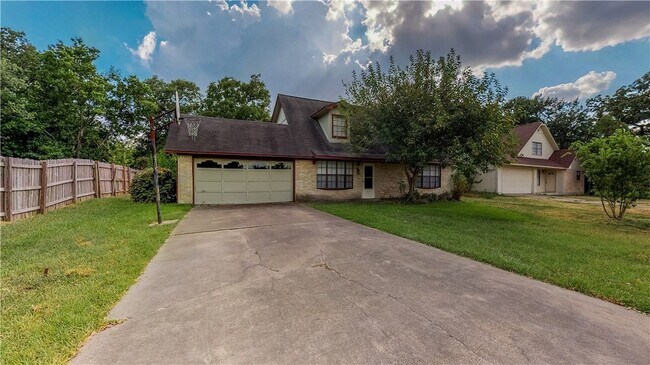 Foto del edificio - 1304 Merry Oaks Dr
