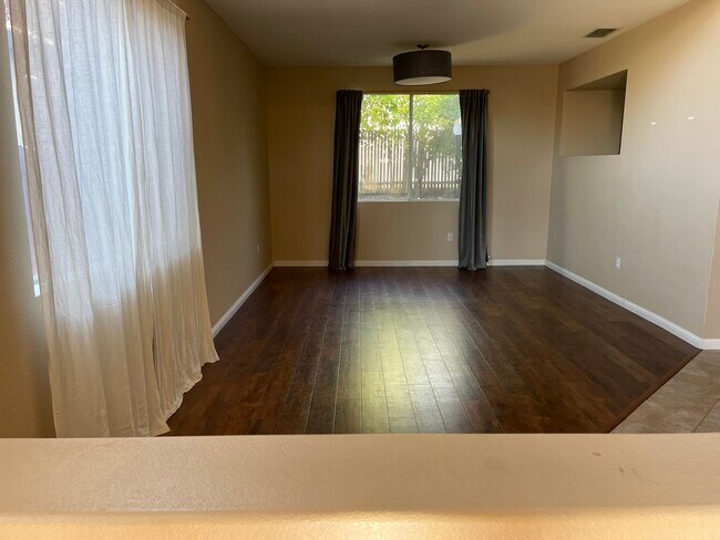 Formal Living - 569 Farridge Dr
