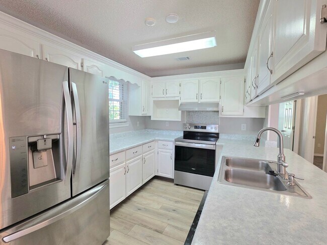 Building Photo - Charming 3-Bedroom Home