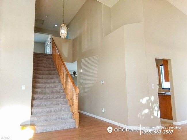Building Photo - 5 br, 2.5 bath House - 2117 Spruce Way -