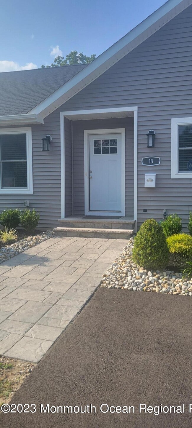 Building Photo - 18 Lasatta Ave