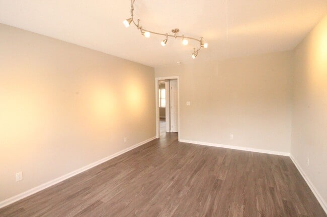 Foto del edificio - Adorable 2 Bedroom, 1 Bath in East Raleigh near Cary Crossroads - Pet Friendly!