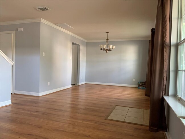 Building Photo - 3923 Carriage Park Row