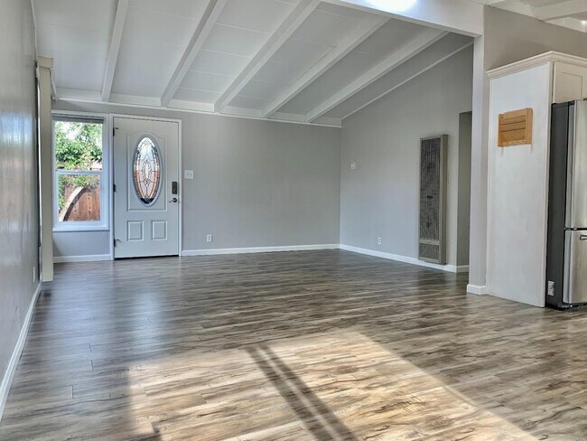 Foto del edificio - 322 Hiddenlake Dr