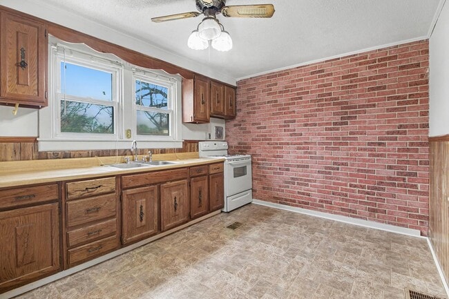 Building Photo - 3 Bedroom Cape Code house in Newville