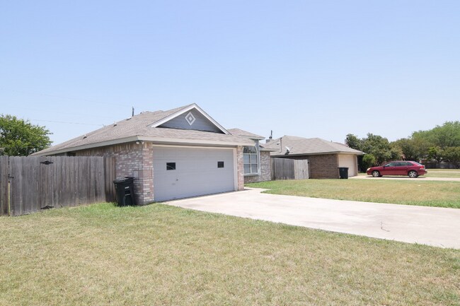 Building Photo - 715 Lisa Ln