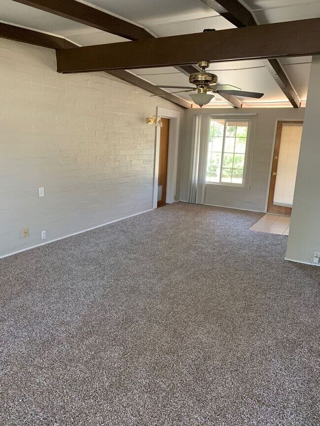 Foto del edificio - 3 Bedroom 2 bath with Large LUSH yard !!