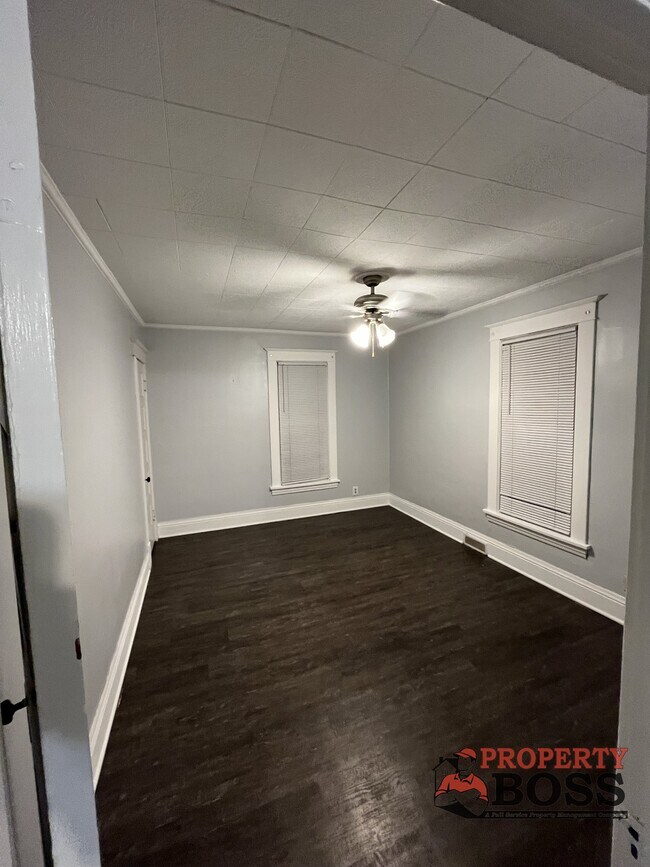 Foto del edificio - 124 1/2 E Warren St