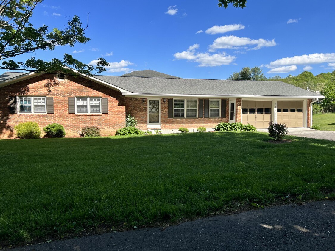 204 Melody Ln, West Jefferson, NC 28694 House Rental in West