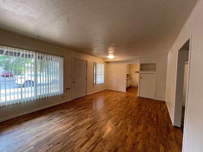 Building Photo - 870e24