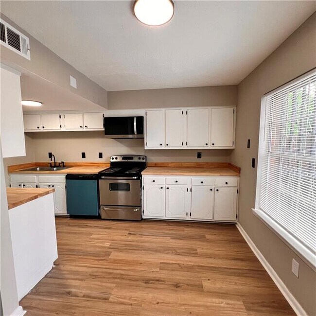 Foto del edificio - 3254 Strawberry Ln