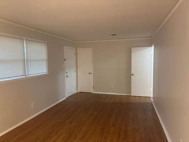 Building Photo - 3323 Bedford Ln