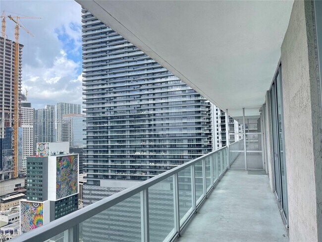 Building Photo - 1111 SW 1st Ave