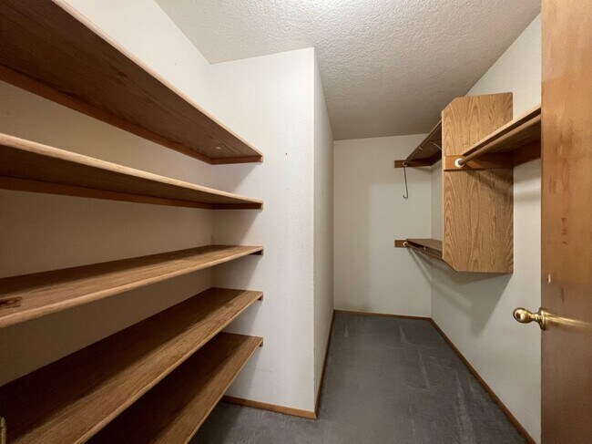 Building Photo - Wonderful centrally located Powell Butte 3...