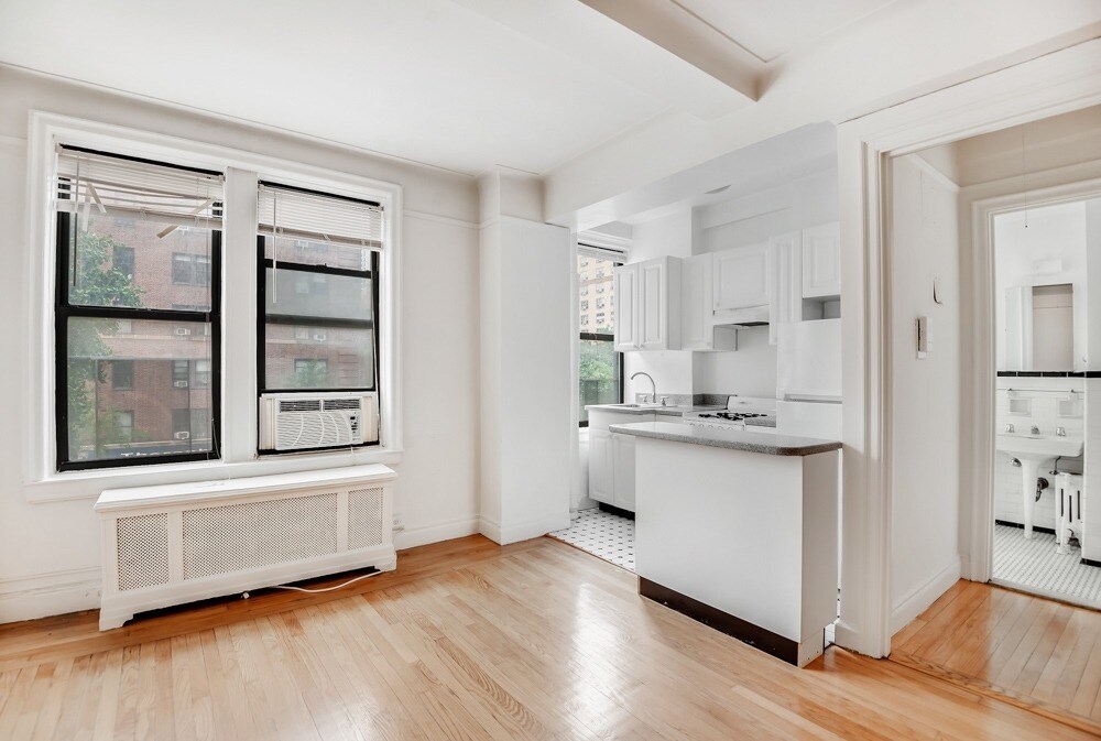 Primary Photo - 301 E 21st St