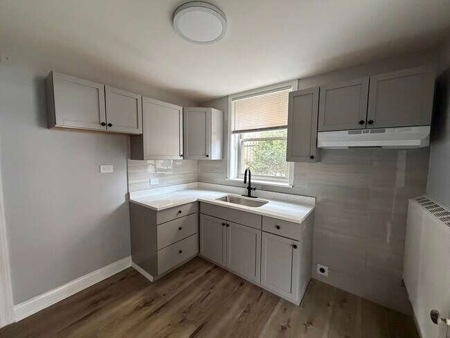 Foto del edificio - 2417 W Farragut Ave