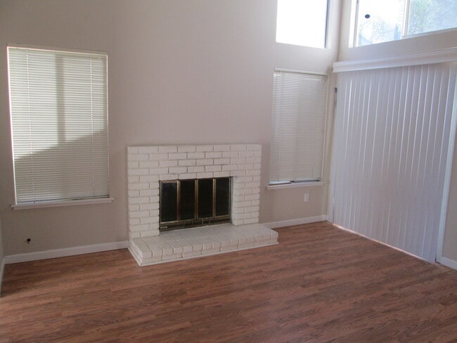 Foto del edificio - Cozy Living in the Heart of Brentwood